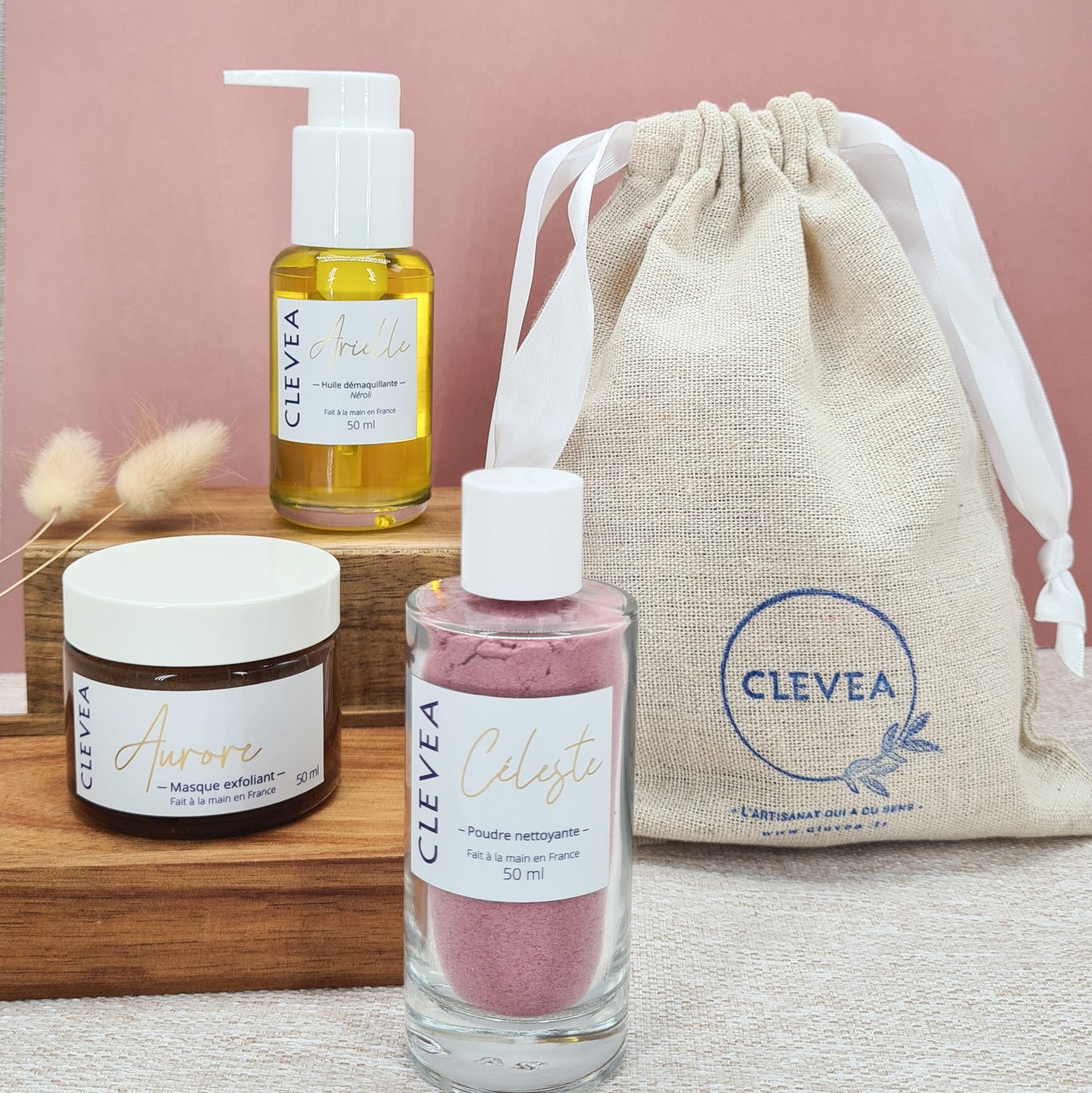 coffret découverte des soins du visage de la gamme naturelle et artisanale made in normandie CLEVEA. Le coffret comprend une huile démaquillante, une poudre nettoyante et un masque exfoliant au miel.
