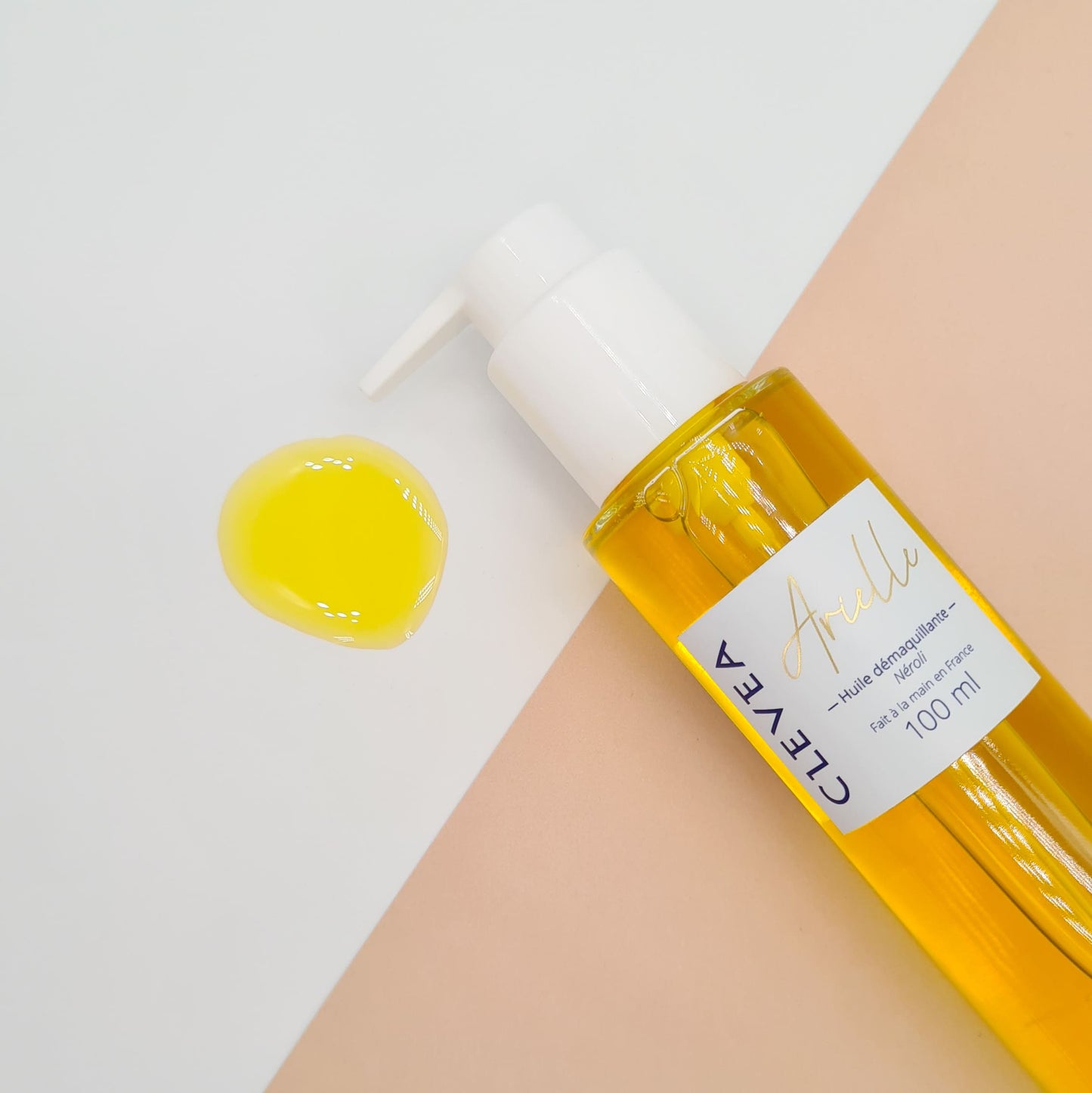 huile démaquillante à la texture soyeuse pour libérer sa peau des résidus de tout type de maquillage.