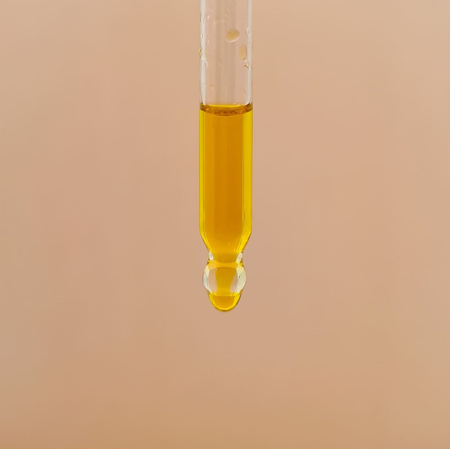 Photo du compte goutte du flacon d'huile pour le visage. Quelques gouttes suffisent pour prendre soin de votre peau.