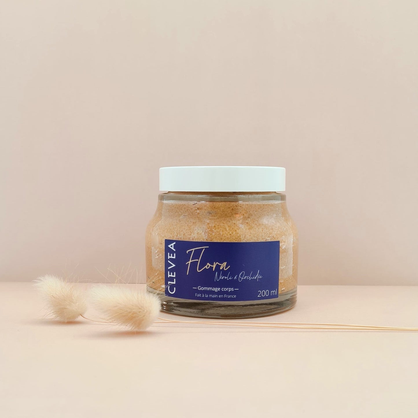 Gommage corps victoria au doux parfum de néroli et d'orchidée pour exfolier et nourrir sa peau en un seul geste.