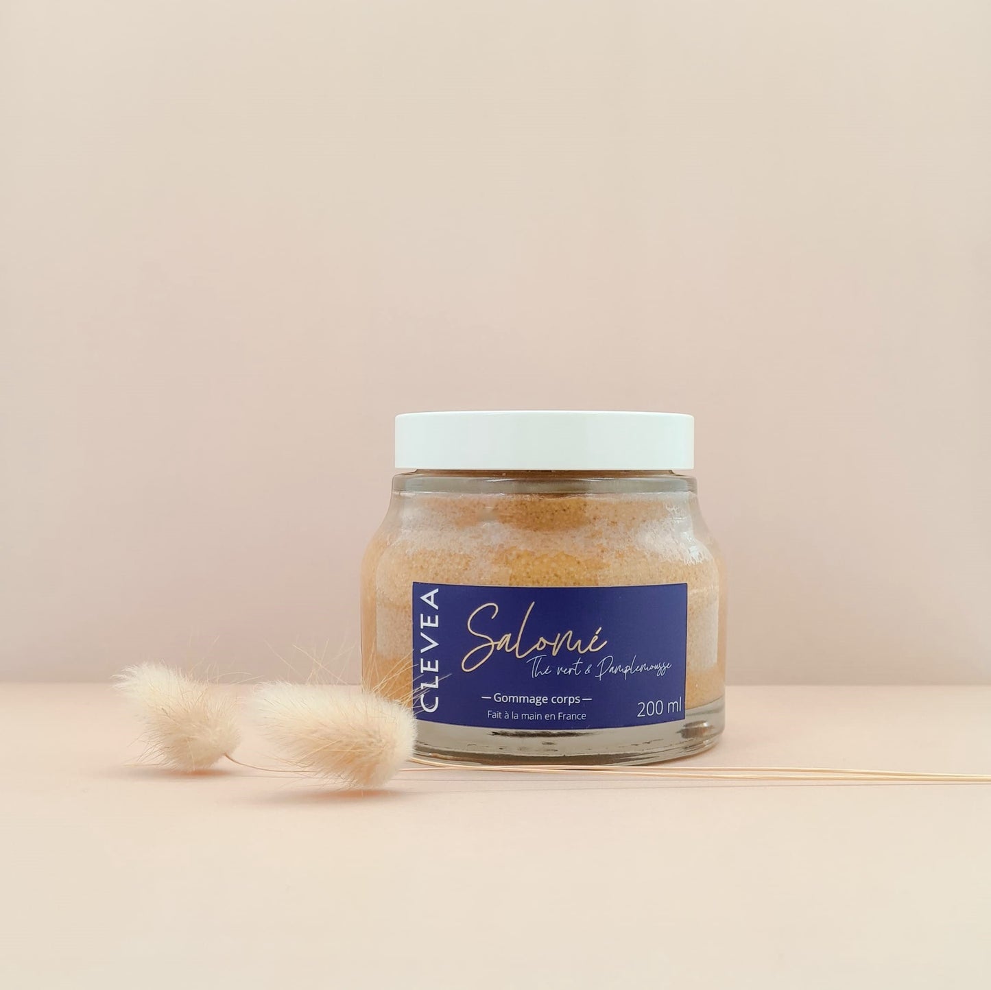 Gommage corps victoria au doux parfum de thé vert et de pamplemousse. pour exfolier et nourrir sa peau en un seul geste.