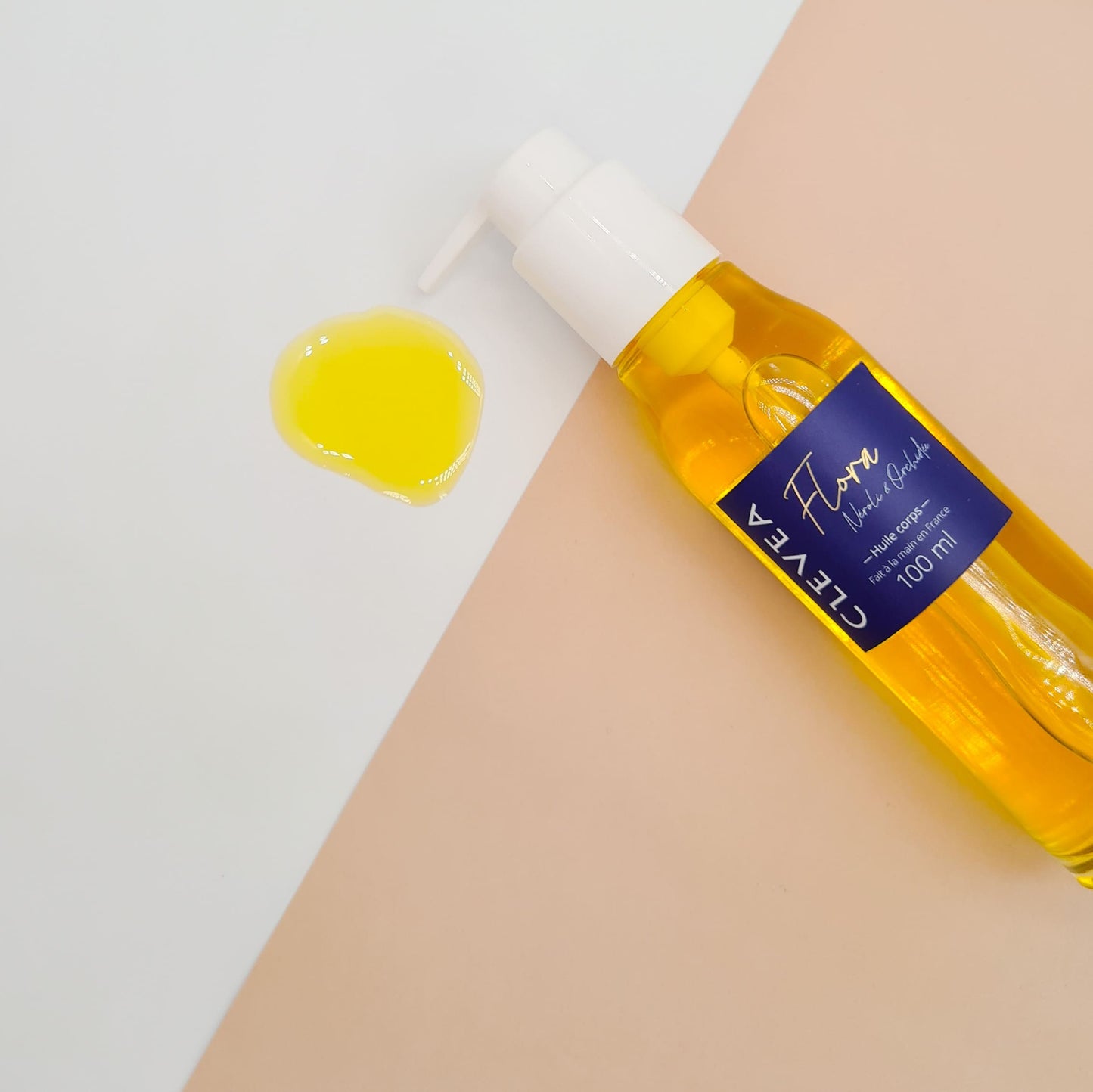 Texture gourmande de l'huile pour le corps au doux parfum de néroli et d'orchidée
