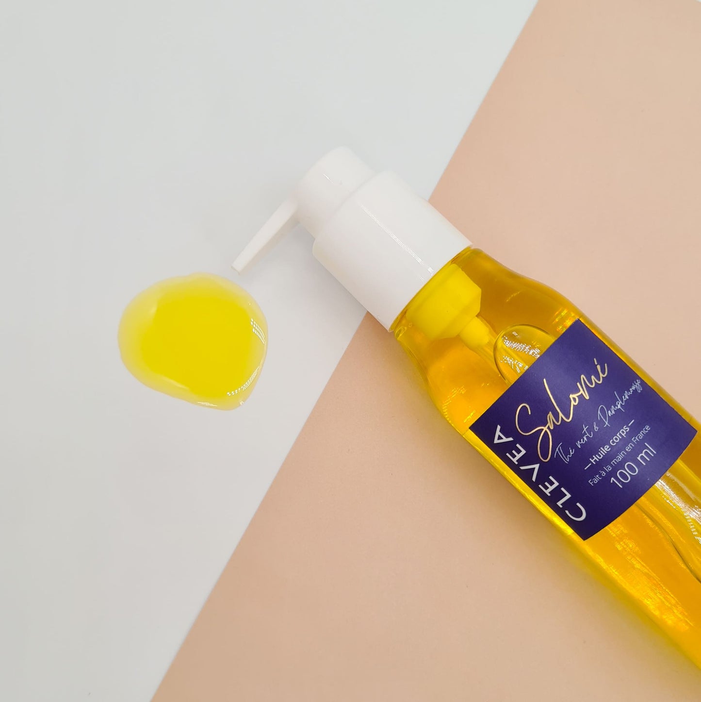 Texture de l'huile pour le corps pour un rituel de soin parfait pour la peau.