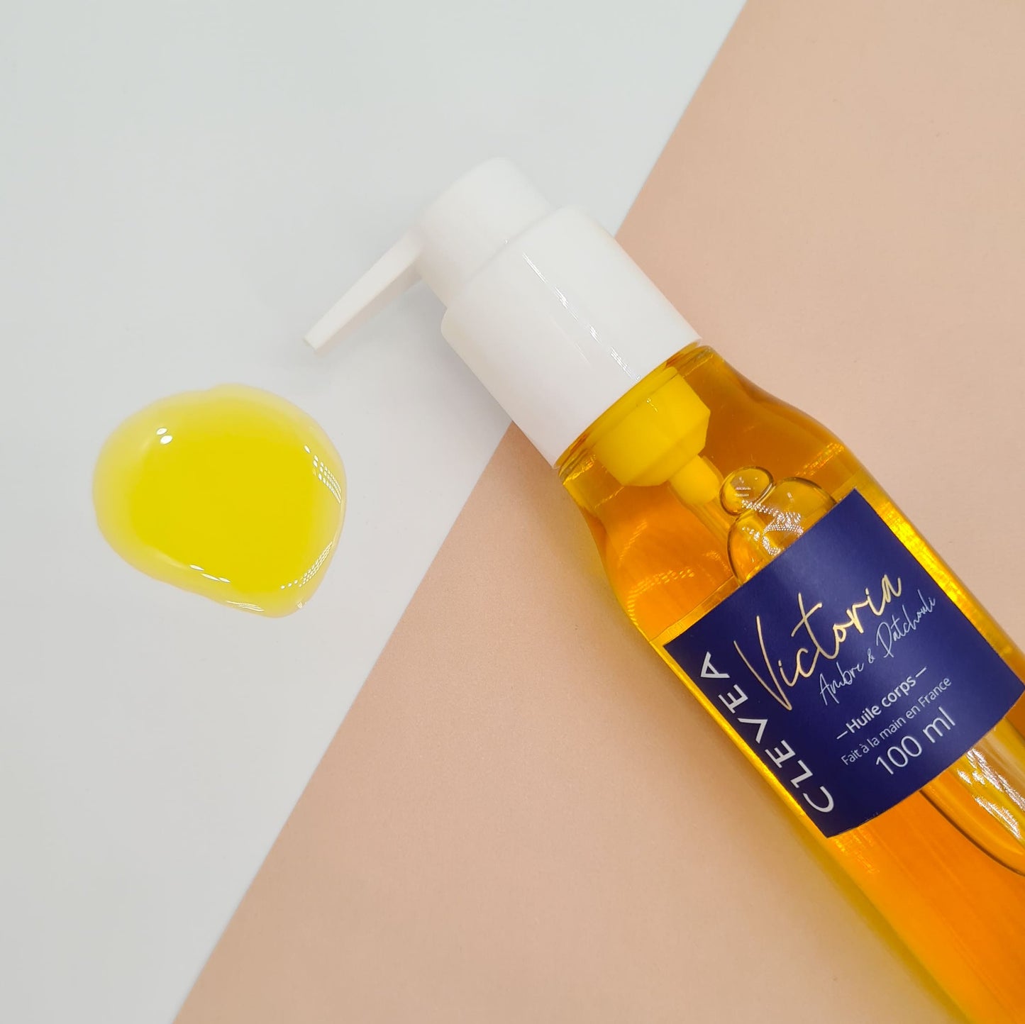 texture soyeuse et enveloppante de l'huile pour le corps, pour une peau nourrie et hydratée.