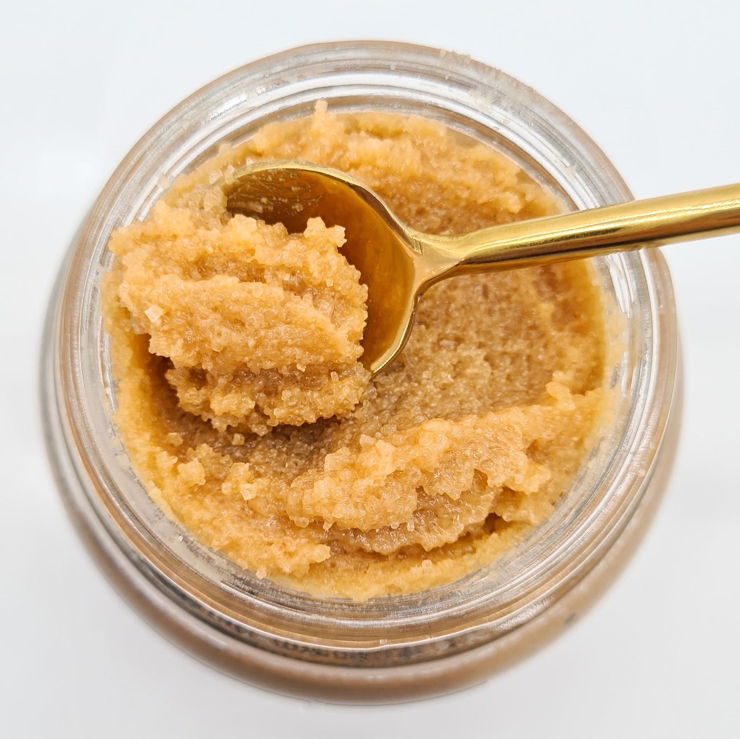 texture gourmande de l'exfoliant pour le corps au sucre blond biologique et enrichi en beurre de karité brut et biologique.